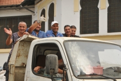 An SUV in Algiers. A group just leaving work. They were happy to wave when I waved at them.