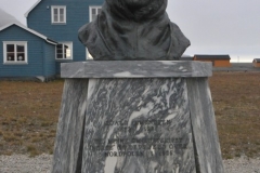 Statue of Roald Amundsen’s honoring his expeditions to the North Pole. This was his starting point to the North Pole adventures.
