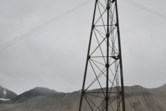 Ny-Ålesund is also known as being the starting point for Roald Amundsen’s expeditions to the North Pole. You can still see the mooring mast that the airship “Norge” was docked with. This was also the starting point for the dramatic North Pole expedition of the Italian Umberto Nobile, whose airship crashed when returning from the pole point. Half of the onboard crew died in the crash, but Nobile miraculously survived the crash and was later rescued.