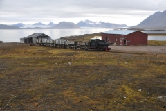 Ny-Ålesund is a settlement with a dramatic history.  The period of 1917 to 1962, King’s Bay Kull Company ran mining operations in Ny-Ålesund. Throughout this period there were a number of accidents, and a total of 76 people lost their lives in mining related activities.