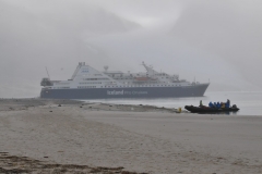 Zodiacs landing on Gravneset approaching a new landing location.