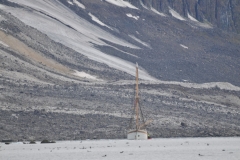 In the middle of all the Guillemots flying in all directions around us we discover a private sailing ship to the right of us anchored. .