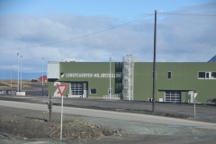 The city's new environmental station recently opened for the delivery of household and commercial waste at Hotellneset. The closed indoor facility is unique in Norway and one of several important steps the local community is now taking to minimize the climate and environmental consequences for Svalbard. The state-of-the-art facility is now ready to accommodate everything from cars and snowmobiles to plastic and cardboard.