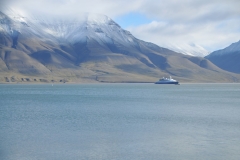 The bay  stretches along the foot of the left bank of the Longyear Valley across from Longyearbyen on the shore of Adventfjorden, the short estuary leading into Isfjorden on the west coast of Spitsbergen, the island's broadest inlet