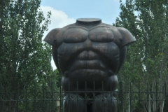 The sculpture is called "Torso Masculino Desnudo" (Naked Male Torso)