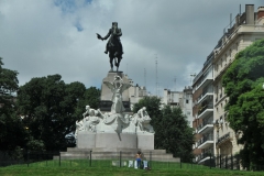 The Monumento a Bartolomé Mitre in the Plaza Mitre was created by the Italian sculptors Luis Calandra, David and Eduardo Rubino. It is an imposing work carried out in white Carrara marble that dominates the square from the high part of the ravine.