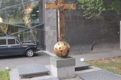 This is a monument commemorating  December 7, 1988, earthquake measuring 6.8 on the Richter scale that struck  northwestern Armenia devastating the town of  Gyumri and others. The earthquake killed almost 25,000 and injured  injured thousands more.