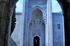 The Shah Mosque. In the front of the lower courtyard, there is a mosque building with a minaret. In terms of the mosque is rectangular, has a large hall, a small women's chapel and service rooms