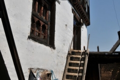 Those are some steep stairs into the house we are havin lunch