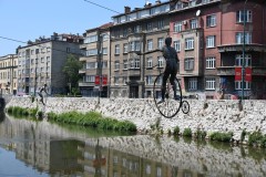 While walking along the river, we happened to come across the artwork "The Equilibrists over River". These are sculptures suspended over the river on wire ropes.