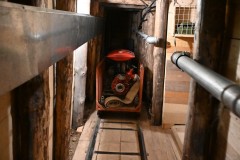 Every day, between 3000 and 4,000 Bosnian soldiers, as well as civilians, and 33 tons of various goods passed through the tunnel. Groups traveling through the tunnel ranged in size from 20 to 1,000 people. On average, it took 2 hours for these groups to travel through the tunnel.