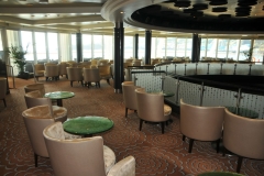 The Horizon Lounge is stylish and elegant.  There are soft leather armchairs and beautiful chandeliers – it is very impressive. The Horizon Lounge also has a small stage and a dance floor where the resident cast sometimes perform.