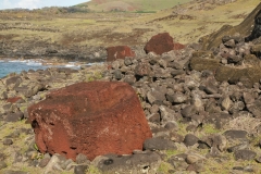 n front of the platform, there are several of the pukao or headdresses of volcanic red scoria that topped the statues. On the right, very close to the shore, there is a fallen moai forward that does not have carved eyes, but has preserved its features very well in spite of erosion.