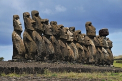 The contemplation of the imposing Ahu Tongariki with the Pacific Ocean on its back is the fulfilled dream of most travelers who cross the planet to reach Easter Island. The image of Tongariki, together with that of the statues of the nearby Rano Raraku volcano, is the one that has most spread in books, magazines and documentaries of Easter Island. And, since its restoration, this colossal structure has become a symbol and the maximum exponent of the collective imagination about Rapa Nui.