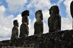 But the disaster was even greater because the earthquake produced a wave that moved across the Pacific to reach the coasts of Oceania and Asia, causing special destruction on the islands of Polynesia. Almost 6 hours after the earthquake, the tsunami reaches Easter Island on its eastern side, hitting Tongariki directly