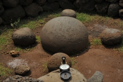 The Magnetic Stone.  Next to the ahu, a few meters away, is a large ovoid shaped stone 80 centimeters in diameter. The expression Te Pito Kura means “navel of light” and some people relate the name of the place with the special qualities of this rock. It is said that this rock, almost spherical and smooth, concentrates a magnetic and supernatural energy called mana. Because of its high iron content, this stone warms up more than others and causes the compass to behave strangely.Many visitors put their hands on it to capture their energy or also, according to the belief of some, increase female fertility.