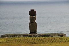Ahu Ko Te Riku is the last and singular platform located further north. Above it rises a single moai of 5.1 meters high that was restored with all the elements that adorned the old finished statues.  On his head it carries a pukao, a cylindrical piece carved in red scoria from the Puna Pau volcano. This form, which according to different opinions, represents a hat or a hair bun, was placed in the last phase of construction of the ahu. It is believed that the original pukao of this moai was used to carve the Christian cross that is found in the nearby cemetery to Tahai, but there is not even the certainty that it had one. The other differentiating element of Ahu Ko Te Riku is that it supports the only moai that has eyes of the whole island. It is thought that when a moai was installed in its ahu, the eye sockets were carved and, after that in a ritual ceremony, his eyes, made of white coral and obsidian pupils, were inserted in. At that time the statue was considered to come alive and could project the mana or spiritual power to protect its tribe. Therefore, all the moai look towards the interior of the island, as in Tahai, which is where the villages and their inhabitants were, and not towards the ocean.