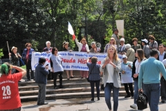 Surrounding the square are some historic buildings, including the Metropolitan Cathedral of Santiago, Central Post Office Building, Palacio de la Real Audiencia de Santiago, and the building that serves as the seat of local government for Santiago, There is always a group protesting something in this Plaza.