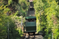 The funicular provided service to the top of the hill from the Pedro de Valdivia entrance since 1980 until 2009, when the gearbox controlling the system's speed exploded, leaving the system unusable. A project was presented in 2011 to open for tender on the system, giving it new cabins and restore infrastructure.