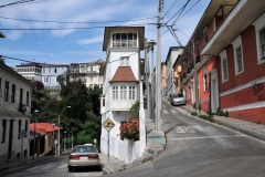 Talk about narrow house on a steep hill.