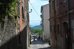 The street becomes more narrow as we go up higher. 