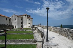 Walking the wall behind the plaza and the church at the top of Motovun 