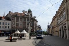 Tram traffic is the only traffic in the square and surrounding streets. All traffic has been removed from thecentral area.