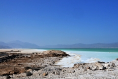 Intense heat and strong winds fuel rapid evaporation, leaving a bathtub ring of minerals around the lakes shore.