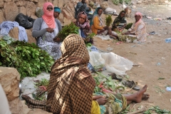 Selling Khat to buyers to chew.