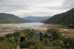 One of the main attractions on the territory of Ananuri Fortress is the Jinvali water reservoir. In summer it is allowed to swim there and sunbathe on the beach.