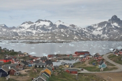 With 1,985 inhabitants Tasiilaq is one of the fastest-growing towns in Greenland,  with migrants from the smaller towns and settlements reinforcing the trend.