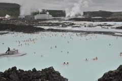 The water literally comes from the depths of the earth. The Blue Lagoon Iceland’s water is known as geothermal seawater. It originates 2,000 meters below the surface of the earth. Here, seawater and groundwater meet to create geothermal seawater. Pressure causes this water to flow to the earth’s surface, taking with it substances that it passes through – like silica, algae, and minerals. These are what give the Blue Lagoon its rejuvenating powers.