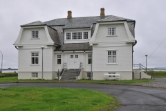Höfði was built in 1909.   Höfði was originally built for the French consul in Iceland. The historical event that Höfði owes its fame to is the 1986 meeting of Mikhail Gorbatsjov and Ronald Reagan. This event, as you probably know already, marked the end of the Cold War.
