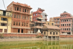 This green water is water for this residencial neighborhood. Notice the Buddhist temple next to the building, under reconstruction, with the top roof of the temple slanting towards the reservoir.