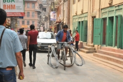 One way to transport steel rods in the narrow streets for the reconstruction