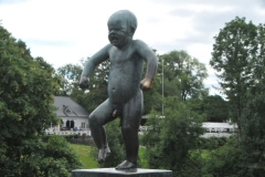 Norway’s most famous boy, the angry boy, is located in the middle of the bridge together with more than 50 bronze sculptures where the artist wanted to display mainly young people and show the relationship between men and women.