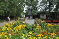 A statue of Vigeland  to the right at the street entrance.