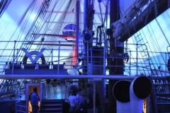 The separate pieces were either laid double or were strengthened in various ways. The ribs were of naturally-formed oak bolted two together for double strength and laid only 5 cm apart. The space between was filled with a mixture of pitch, tar and sawdust.