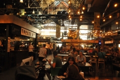 Mathallen Oslo is situated in the vibrant Vulkan neighborhood – right between east and west in Oslo's city center. The hall is a foodie's paradise with more than 30 specialty shops, cafés and eateries that offer high-quality products and dishes. It's a great place to enjoy anything from a quick lunch to a complete evening out with food and drinks.