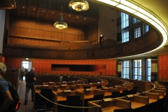 The room in which the City Council meets is semi-circular. It is clad in oak and tapestries, the most noticeable of which was designed by the niece of the architect.  It depicts St. Hallvard and the seven virtues. The artist hoped the design would remind the city's politicians of ethics and good decision making.