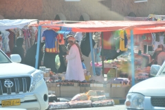 In route we stop at Ibra the locals hold a Women's Market for Bedouins from the surrounding Shanrqiya Sands.