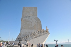 On either side of the slab are ramps that join at the river's edge, with the figure of Henry the Navigator on its edge. On either side of the Infante, along the ramp, are 16 figures, 33 in total, representing figures from the Portuguese Age of Discovery. These great people of the era included monarchs, explorers, cartographers, artists, scientists and missionaries. Each idealized figure is designed to show movement towards the front, the unknown sea then, projecting a direct or indirect participation in the events after Henry.