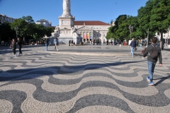 The building of the Maria II Theatre, behind the Column of Pedro IV in the distance and the Public Gardens to the north of the square only made the area more attended by Lisbon high society in the 19th century. Nowadays it is constantly populated by Lisboners and tourists. The undulating tiles give you the sensation of waves underneath as you walk.