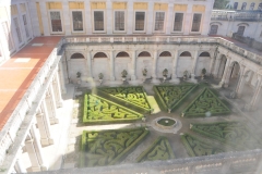 The palace was built symmetrically from a central axis, occupied by the basilica, and continues lengthwise through the main façade until two major towers.