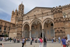 The famous portico by Domenico and Antonello Gagini.