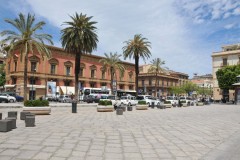 Great plaza area just a block from the market and nearby everything.