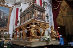 The most solemn day of the Easter period is Good Friday, when the images of Our Lady of Sorrows and of Christ are carried on people’s shoulders in a procession.