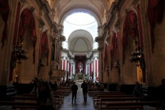 The interior has a Latin cross plan, delimited by columns with capitals richly sculpted by the master builder Carmelo Cultraro in 1731 and subsequently gilded.