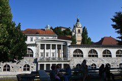 There are many interesting buildings in the city.