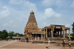 The main temple dedicated to Shiva is based on a square plan, but it displays other Hindu deities such as Vishnu, Durga, Surya, Harihara, Ardhanarishvara, and others